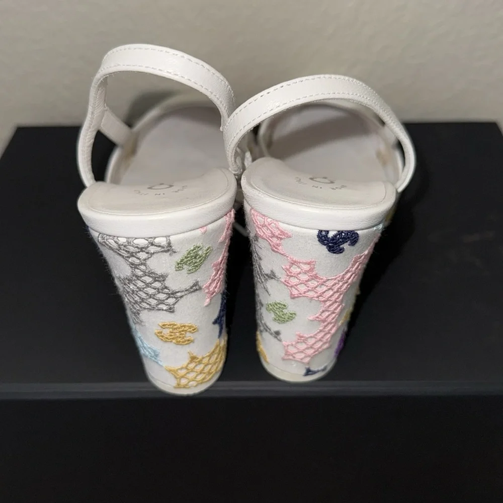 CHANEL 
Guipure Patent Embroidered Floral Cap Toe CC Slingback heels 37.5 White - Picture 3 of 8